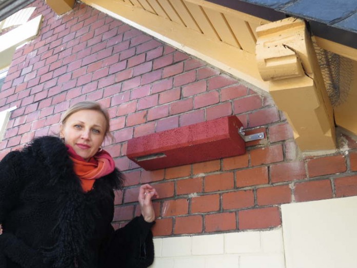 Hausbesitzerin Anna Trautwein vor einem der angebrachten Mauerseglerkästen